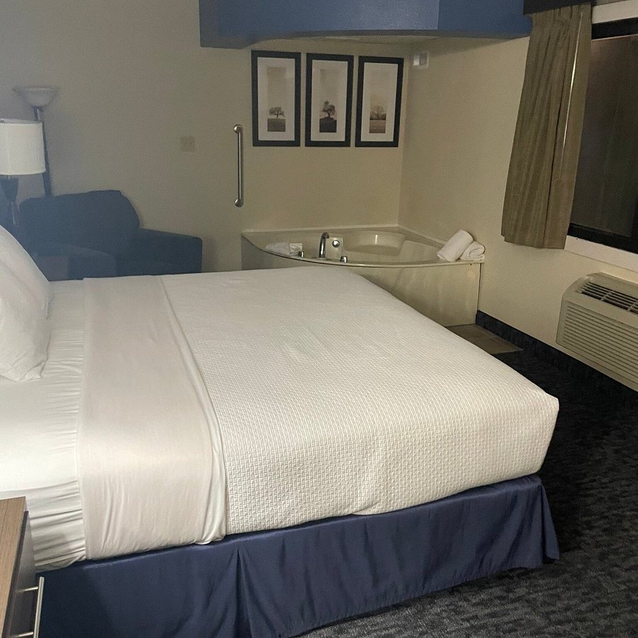 Blossom Hotel Suites Traverse City — Guest room