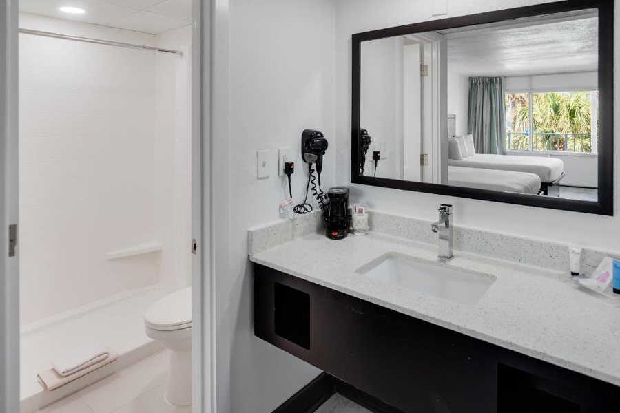 Blu Atlantic Oceanfront Hotel Suites — Bathroom