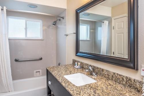 Blu Pacific Hotel — Bathroom