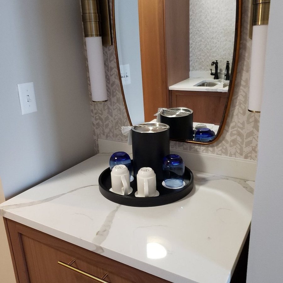 BLU Tique Akron a Tribute Portfolio Hotel — Bathroom