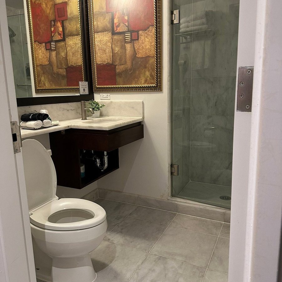 Blue Angel Hotel NYC Ascend Hotel Collection — Bathroom