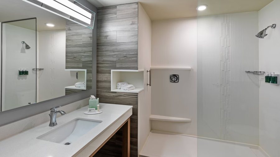 Blue Bay Inn Suites — Bathroom
