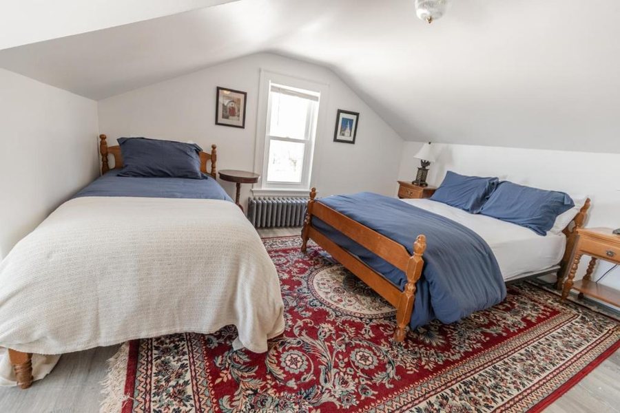 Blue Bear Inn On Crotched Mountain Francestown New Hampshire — Guest room
