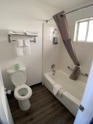 Blue Coast Inn Suites — Bathroom