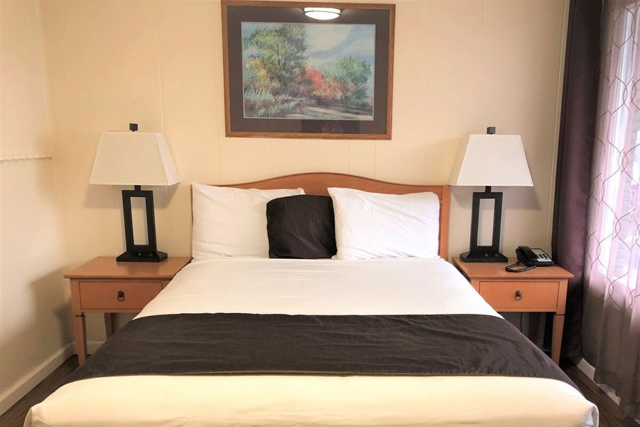 Blue Coast Inn Suites — Guest room