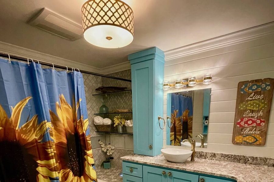 Blue Dolphin Inn and Cottages Grand Isle Louisiana — Bathroom