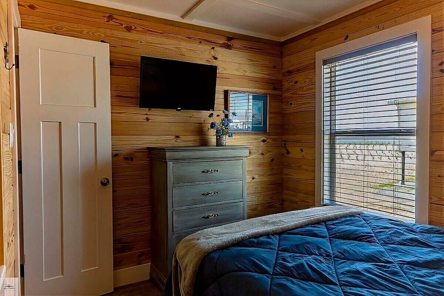 Blue Dolphin Inn and Cottages Grand Isle Louisiana — Guest room