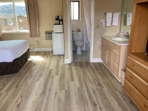 Blue Door Inn — Bathroom