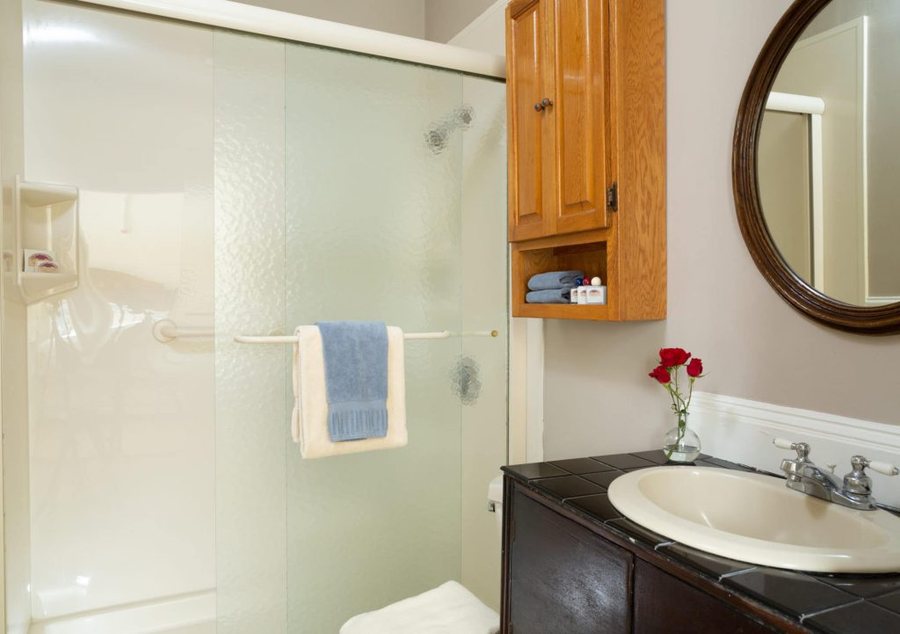 Blue Dory Inn — Bathroom
