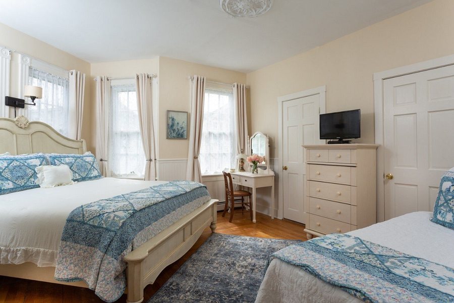 Blue Dory Inn — Guest room