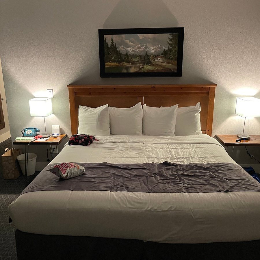 Blue Elk Inn — Guest room