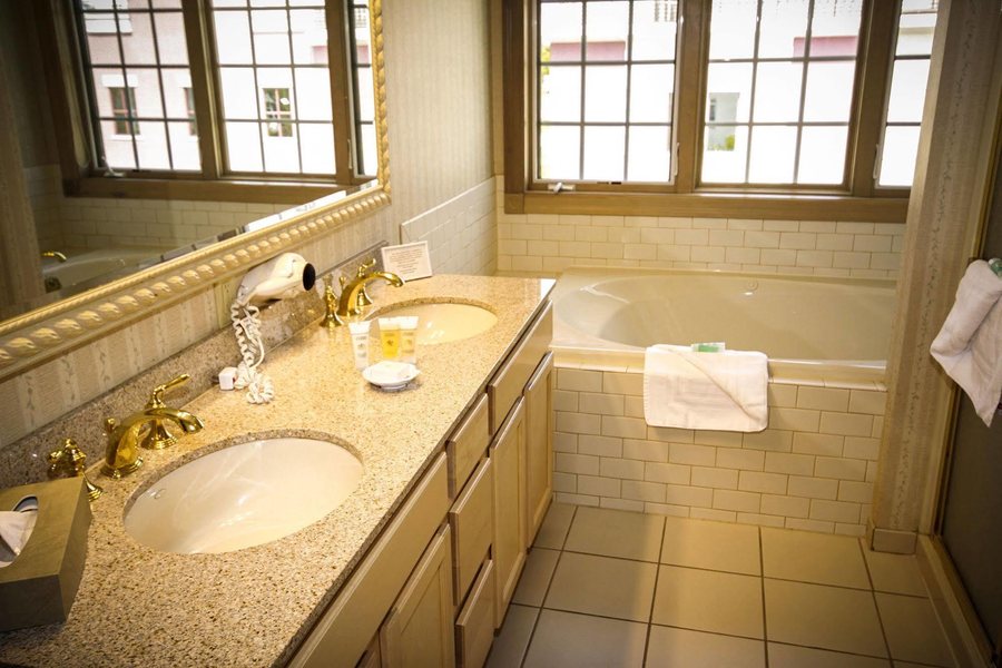 Blue Harbor Resort Conference Center — Bathroom