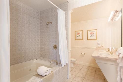 Blue Heron Bed and Breakfast — Bathroom