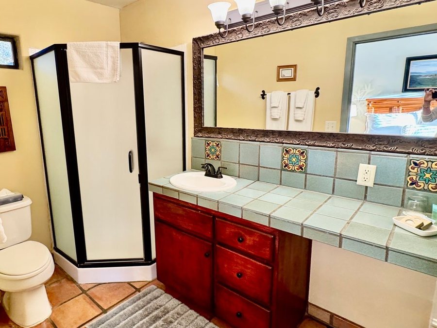 Blue Iguana Inn — Bathroom