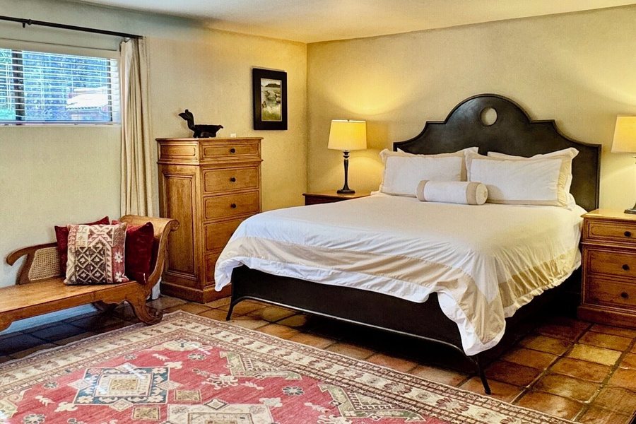 Blue Iguana Inn — Guest room
