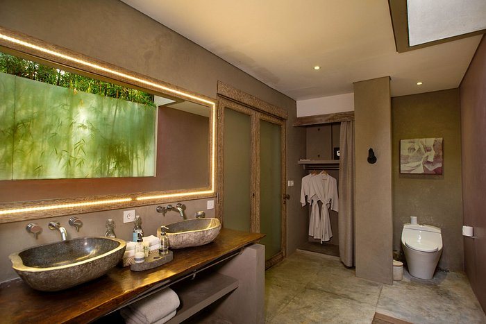 Blue Karma Dijiwa Seminyak — Bathroom