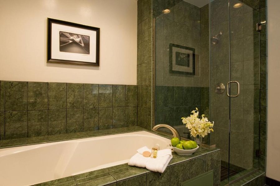 Blue Lantern Inn — Bathroom