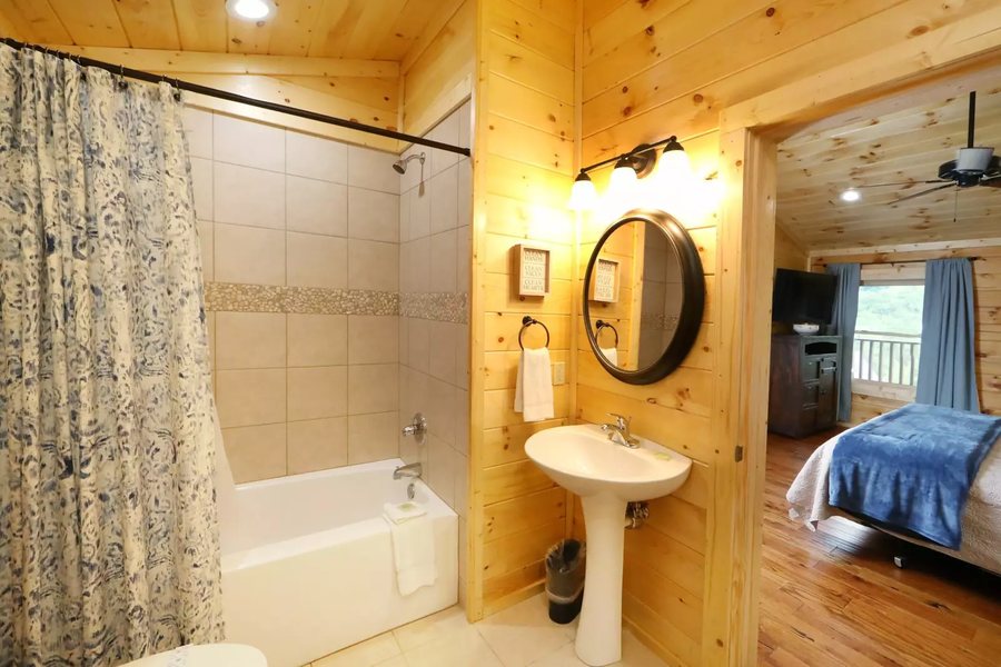 Blue Mountain Mist Country Inn and Cottages — Bathroom