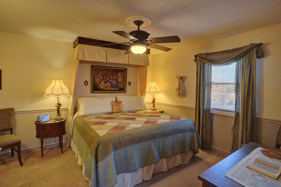 Blue Mountain Mist Country Inn and Cottages — Guest room