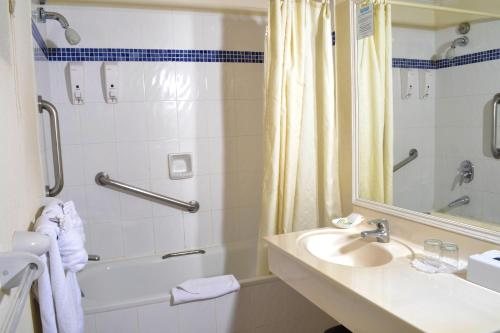 Blue Orchids Beach Hotel — Bathroom