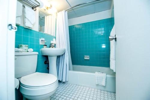 Blue Palms — Bathroom