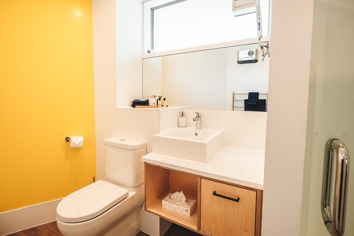 Blue Peaks Apartments — Bathroom