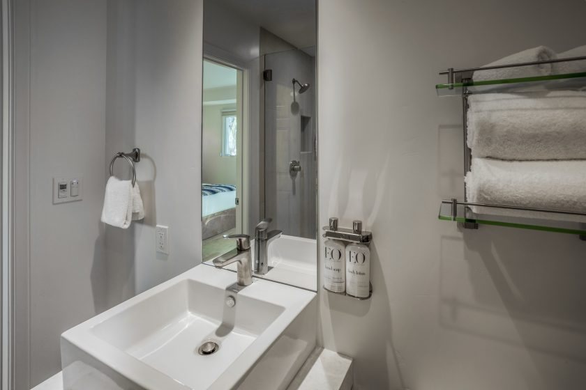 Blue Sands Inn — Bathroom