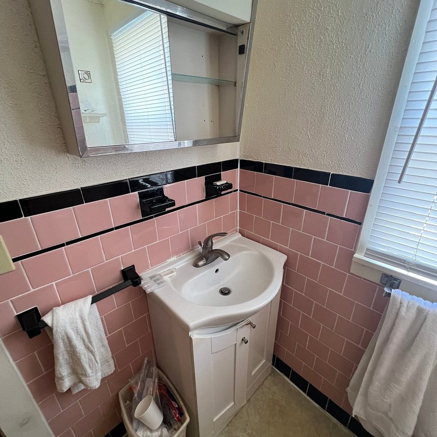 Blue Sea Motor Inn — Bathroom