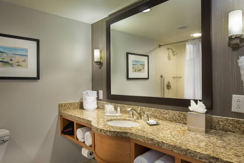 Blue Seas Courtyard — Bathroom