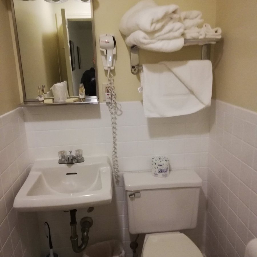 Blue Spruce Inn — Bathroom