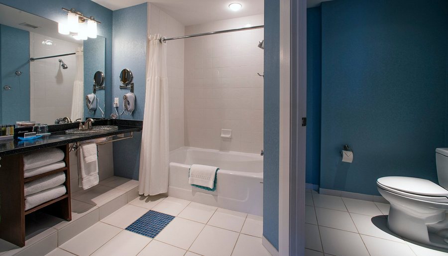 Blue Water House Bed and Breakfast — Bathroom