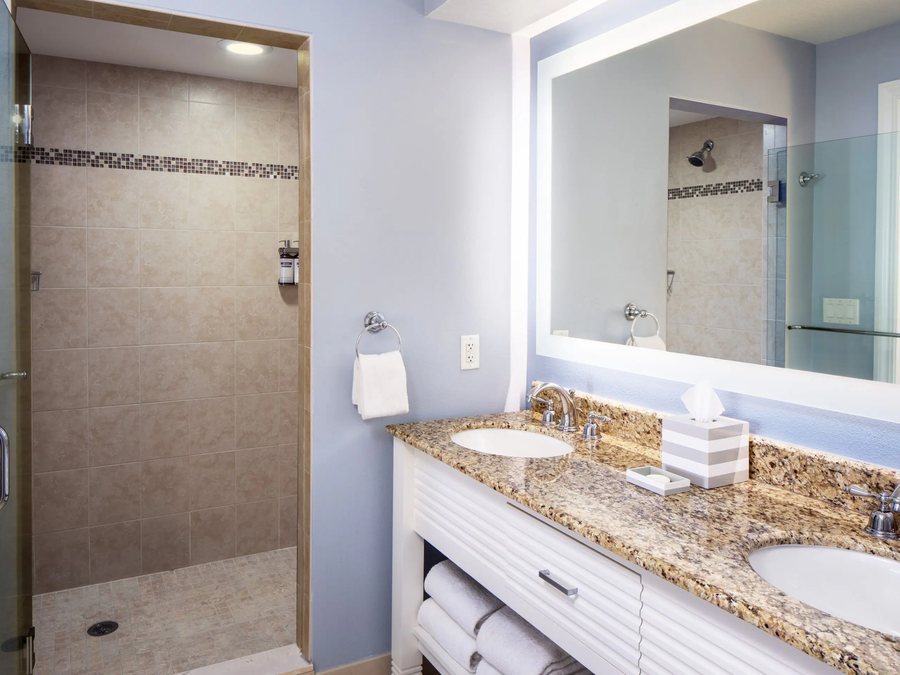 Blue Wave Suites Hotel — Bathroom