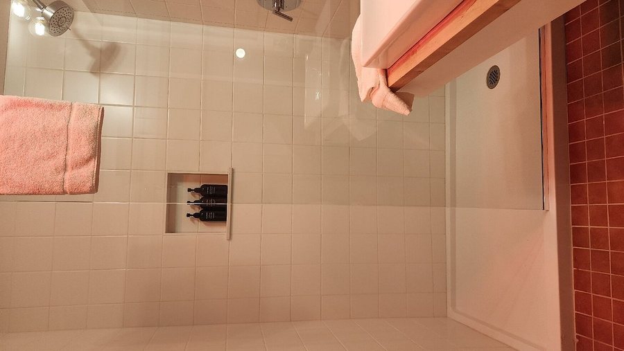 Bluebird Cady Hill Lodge — Bathroom