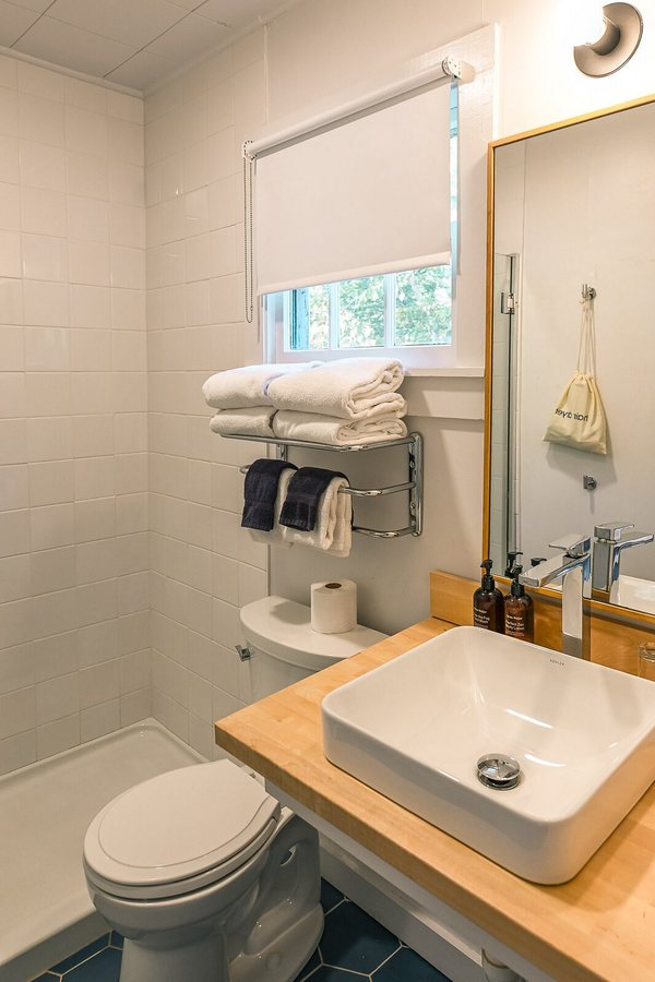 Bluebird Ocean Point Inn East Boothbay Boothbay Maine — Bathroom