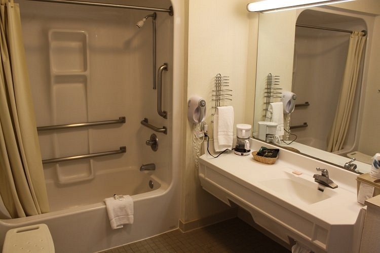 Bluegrass Extended Stay Hotel — Bathroom