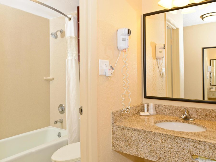 Bluegreen Dolphin Beach Club — Bathroom