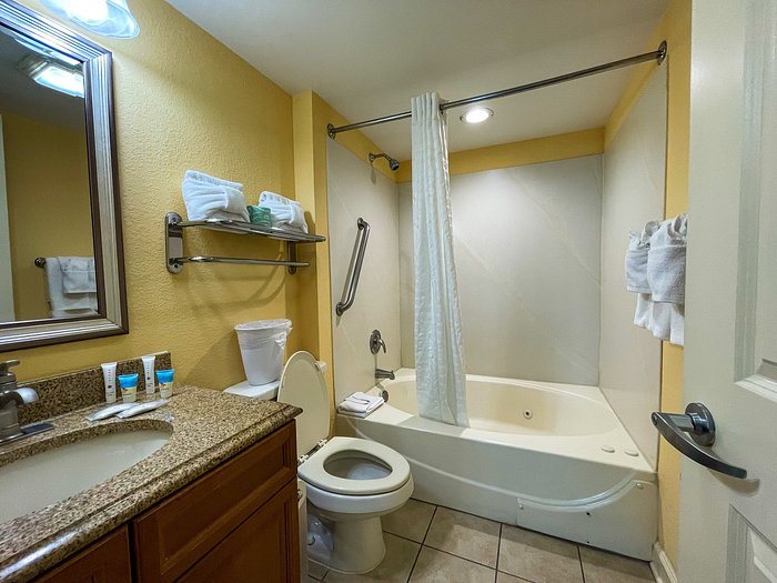 Bluegreen Horizons at 77th — Bathroom