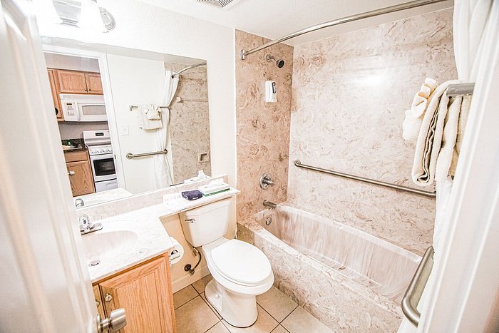 Bluegreen Landmark Holiday Beach Resort — Bathroom