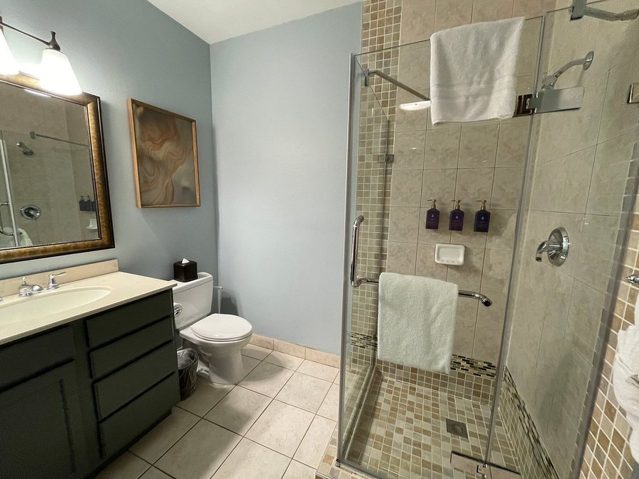 Bluegreen Vacations Odyssey Dells — Bathroom