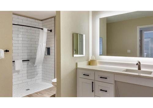Bluegreen Via Roma Beach Resort — Bathroom