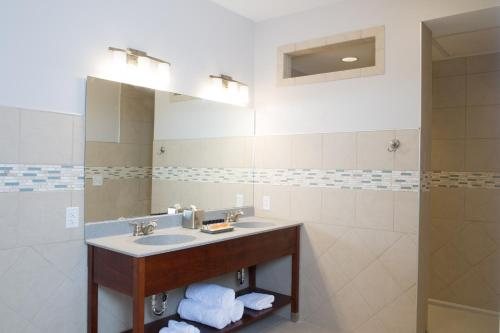 Bluemont Hotel — Bathroom