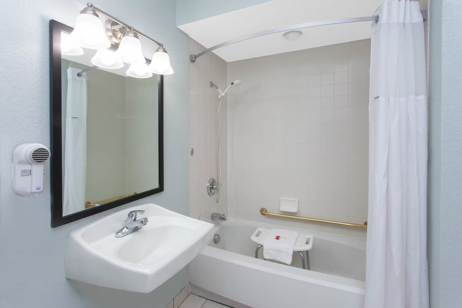 Bluewater Inn and Suites — Bathroom