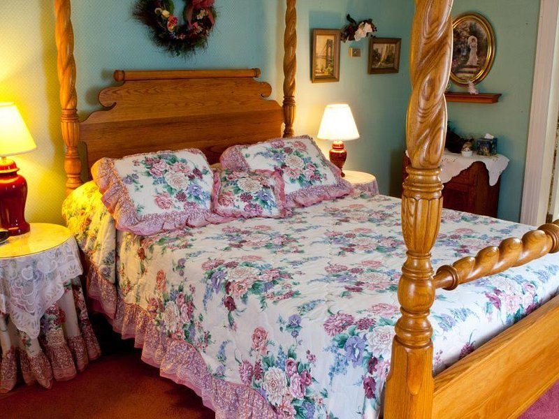 Blushing Rose Bed and Breakfast — Guest room