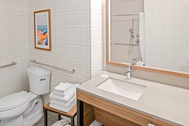 BLVD Hotel Costa Mesa — Bathroom
