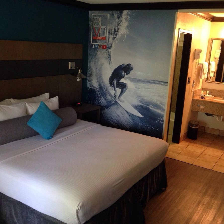BLVD Hotel Costa Mesa — Guest room