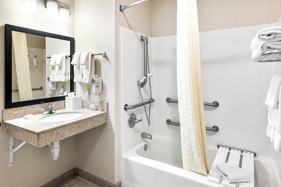 Boarders Inn Suites by Cobblestone Hotels Syracuse — Bathroom