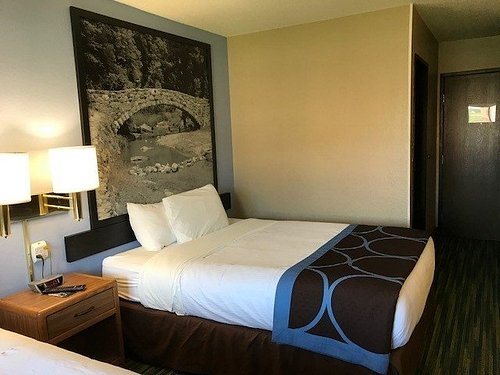Boarders Inn Suites by Cobblestone Hotels Waterloo — Guest room