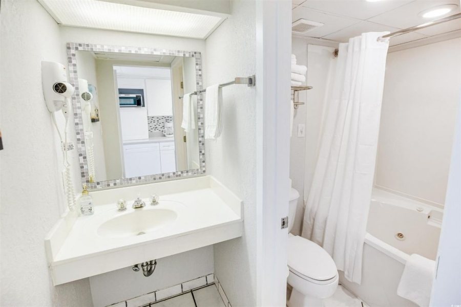Boardwalk Beach Resort — Bathroom