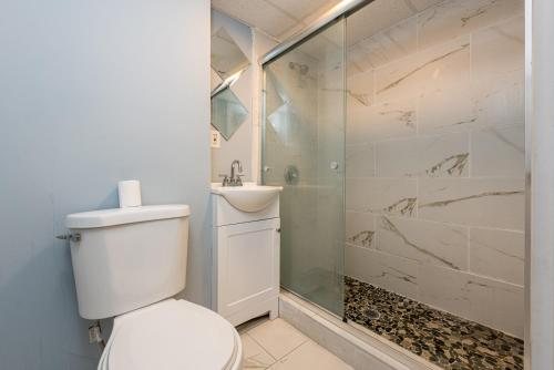Boardwalk Hotel Charlee Beach House Rentals — Bathroom