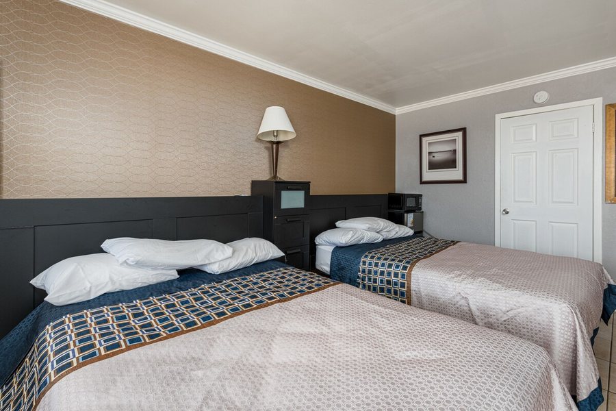 Boardwalk Hotel Charlee Beach House Rentals — Guest room